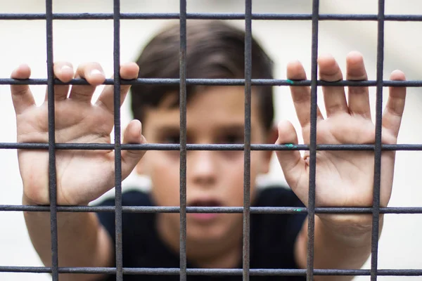 Kind Einen Käfig Gesperrt Konfliktkonzept Für Flüchtlinge — Stockfoto
