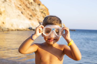 Küçük çocuk yapıları taşlarla yapma