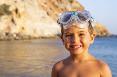 Küçük çocuk yapıları taşlarla yapma