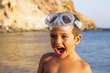 Küçük çocuk yapıları taşlarla yapma