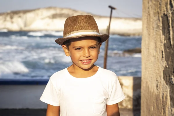 Ritratto Bambino Carino Con Cappello Fronte All Oceano — Foto Stock