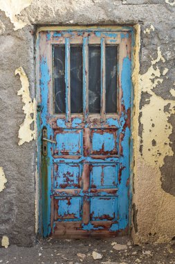 Eski paslı mavi kapı bir Yunan Adası