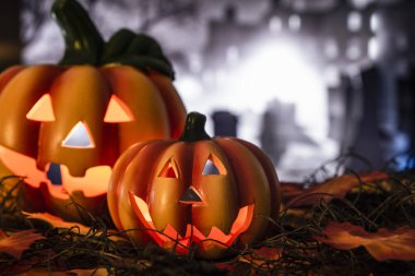 Kabaklar yaprakları ve banklar ile. Cadılar Bayramı arka plan.