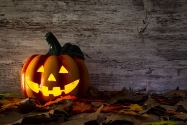 Cadılar Bayramı arka plan. Karanlık bir ormanda ürkütücü kabak ile. Cadılar Bayramı tasarımı ile boşaltmak