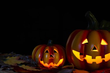 Cadılar Bayramı arka plan. Karanlık bir ormanda ürkütücü kabak ile. Cadılar Bayramı tasarımı ile boşaltmak