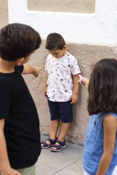 Twee Kinderen Maken Pesten Aan Een Andere Jongen — Stockfoto