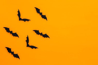 Yarasalar turuncu bir arka plan ile. Cadılar Bayramı kavramı.