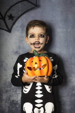 Cadılar Bayramı Balkabağı tutan iskelet kostüm genç çocuk