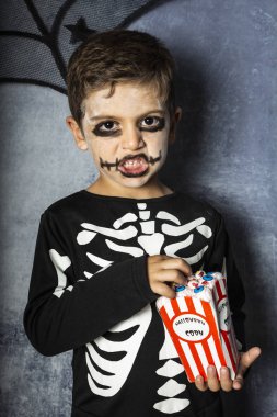 Küçük çocuk sahte gözleri Cadılar bayramında yeme bir iskelet kostüm