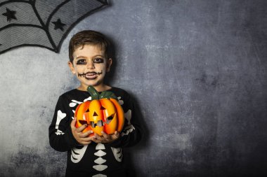 Cadılar Bayramı Balkabağı tutan iskelet kostüm genç çocuk