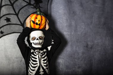 Cadılar Bayramı Balkabağı tutan iskelet kostüm genç çocuk
