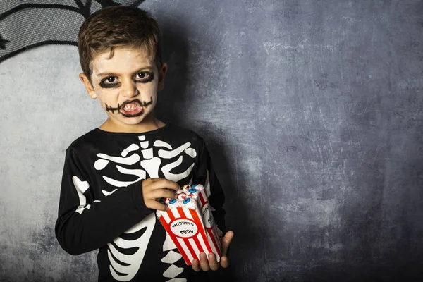 Küçük çocuk sahte gözleri Cadılar bayramında yeme bir iskelet kostüm