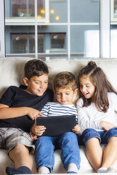 Tres Niños Usando Una Tableta Casa — Foto de Stock