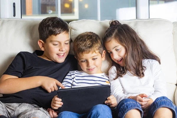 Tres Niños Usando Una Tableta Casa — Foto de Stock