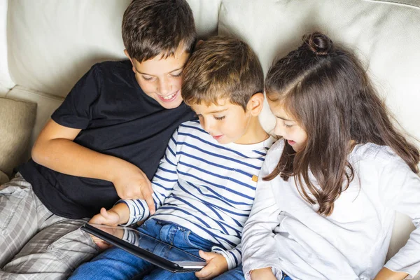 Tres Niños Usando Una Tableta Casa — Foto de Stock