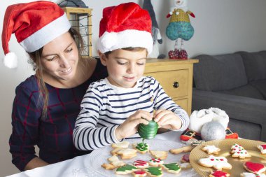Anne ve oğlu Noel bisküvi evde dekorasyon