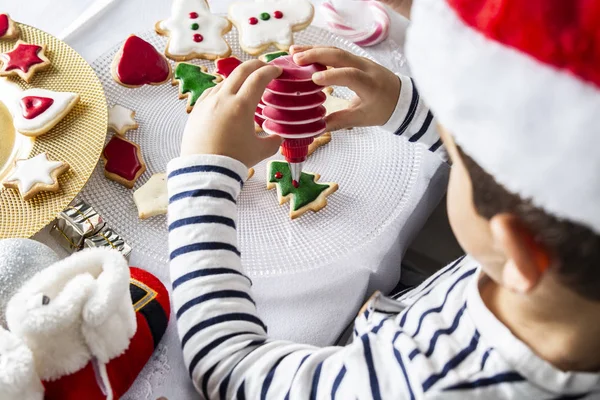 Küçük çocuk Noel günü Noel bisküvi dekorasyon