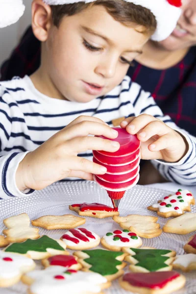 Niño Pequeño Decorando Galletas Navidad Día Navidad — Foto de Stock