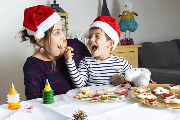 Madre Hijo Decorando Galletas Navidad Casa — Foto de Stock