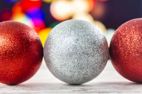 Drei Weihnachtskugeln Mit Weihnachtlichem Lichterhintergrund — Stockfoto