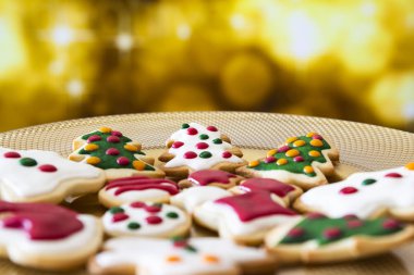 Altın ışık arka plan ile bir yemek üzerinde Noel kurabiyeleri