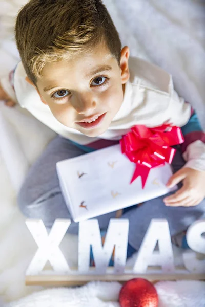 Pequeño Niño Día Navidad Cama Con Regalo — Foto de Stock