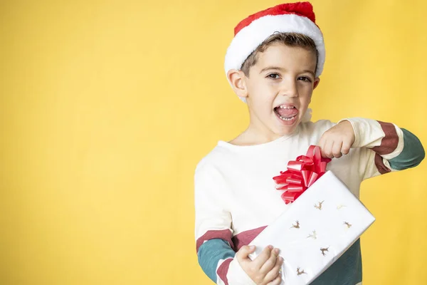 Małe Dziecko Prezentem Żółtym Tle Boże Narodzenie — Zdjęcie stockowe