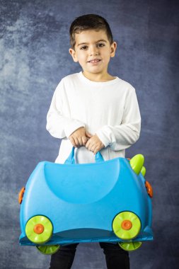 Plastik bir çanta onun elinde küçük bir çocukla