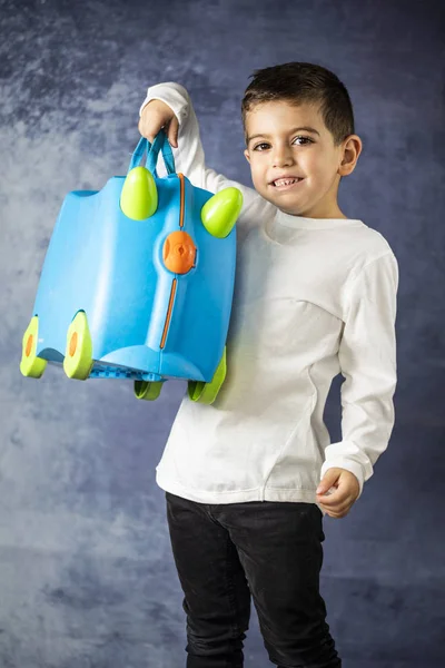 Niño Pequeño Con Una Maleta Plástico Las Manos — Foto de Stock