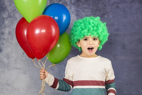 Kleiner Junge Mit Grüner Perücke Hält Bunte Luftballons Der Hand — Stockfoto