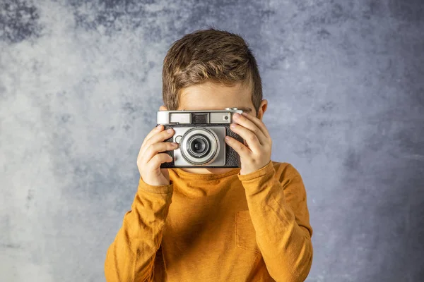 Retrato Menino Com Uma Câmera Fotográfica — Fotografia de Stock