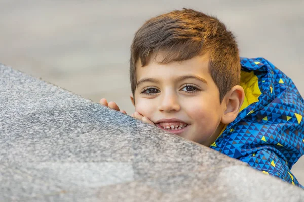 Niedliches Kleines Kind Mit Blauer Jacke Lächelnd — Stockfoto