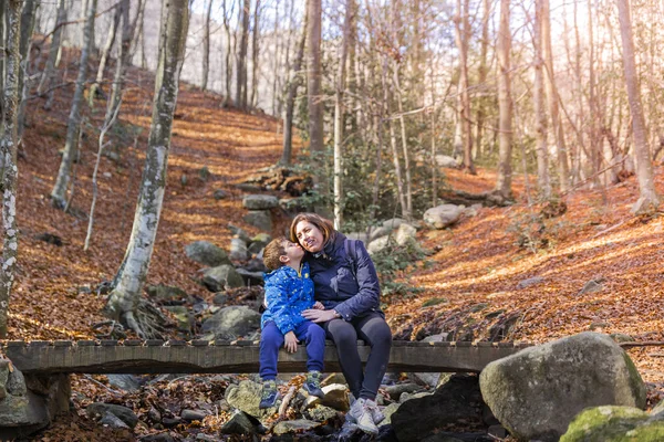 Mutter Und Sohn Sitzen Herbst Auf Einer Brücke — Stockfoto