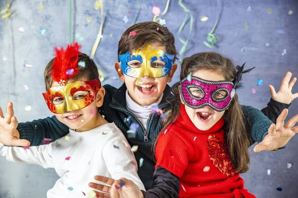 Tre Bambini Che Festeggiano Insieme Carnevale Casa — Foto Stock