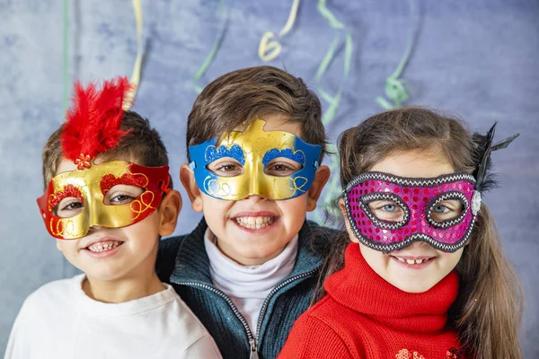 Tre Bambini Che Festeggiano Insieme Carnevale Casa — Foto Stock