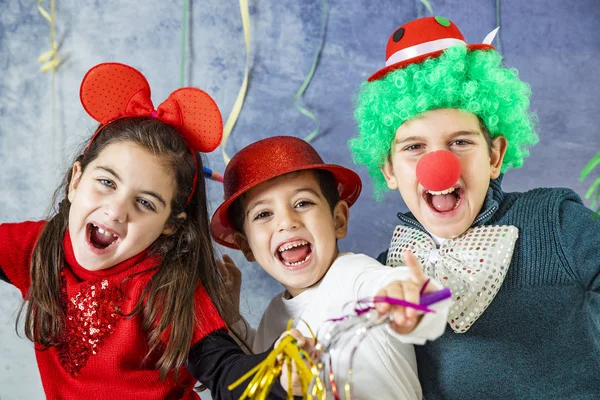 Üç Çocuk karnaval veya yeni yıl arifesinde kutluyor