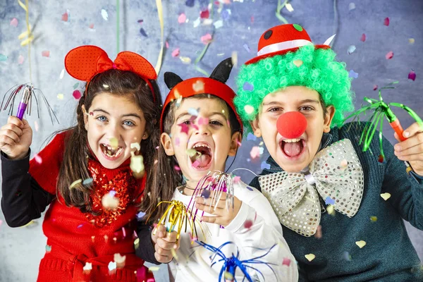 Tre Barn Som Feirer Karneval Sammen Hjemme – stockfoto