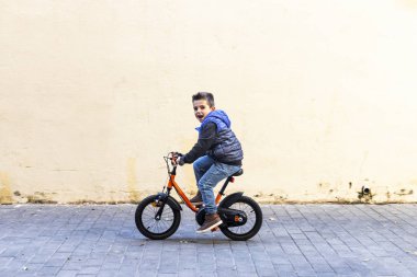 Küçük çocuk onun bisiklet şehir sokak sürme