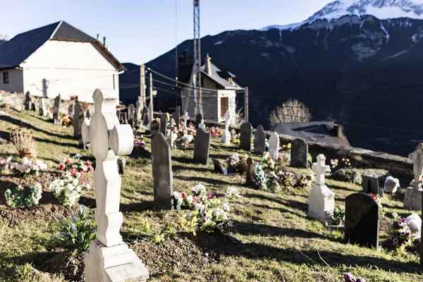 ピレネー山脈の村の小さな墓地 — ストック写真