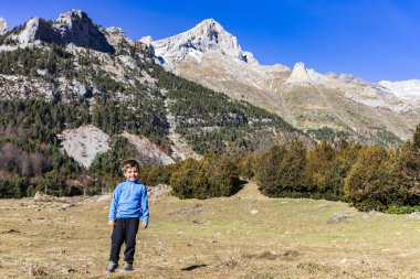 Dağ tepe üzerinde küçük dağcı