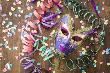 Ahşap arka plan konfeti ile karnaval maskesi
