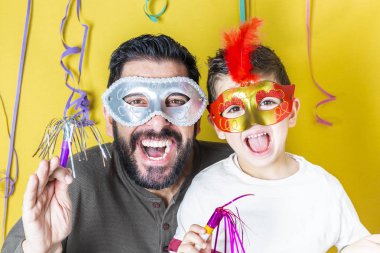 Baba ve oğul maskeleri ile karnaval kutluyor