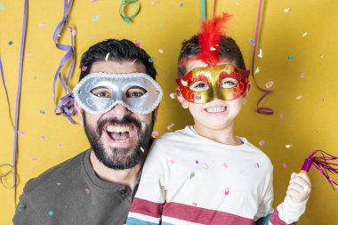 Baba ve oğul maskeleri ile karnaval kutluyor