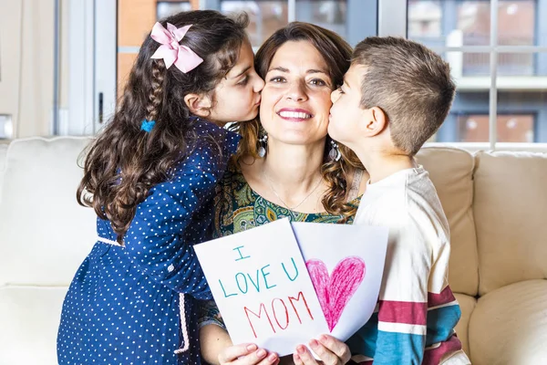 Çocuk anneleri anneler günü öpüşme