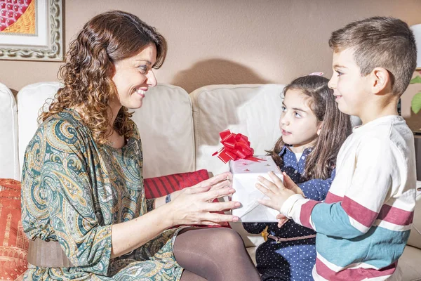 Niños Dando Regalo Madre Para Día Madre — Foto de Stock