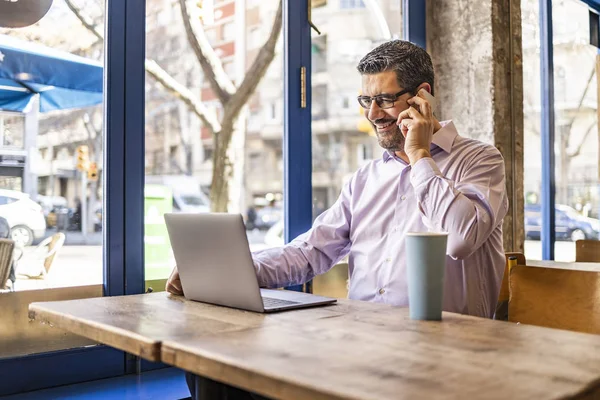 Zakenman Een Koffieshop Praten Met Zijn Slimme Telefoon — Stockfoto