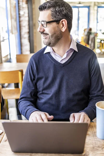 Middelste Leeftijd Zakenman Een Koffieshop Met Zijn Computer — Stockfoto