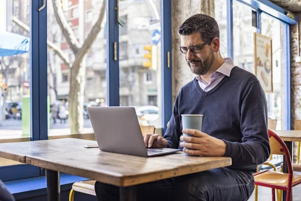 Middelste Leeftijd Zakenman Een Koffieshop Met Zijn Computer — Stockfoto