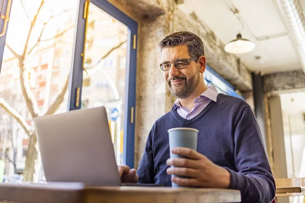 Middelste Leeftijd Zakenman Een Koffieshop Met Zijn Computer — Stockfoto