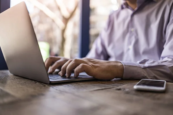 Närbild Händer Som Med Laptop Kafé — Stockfoto